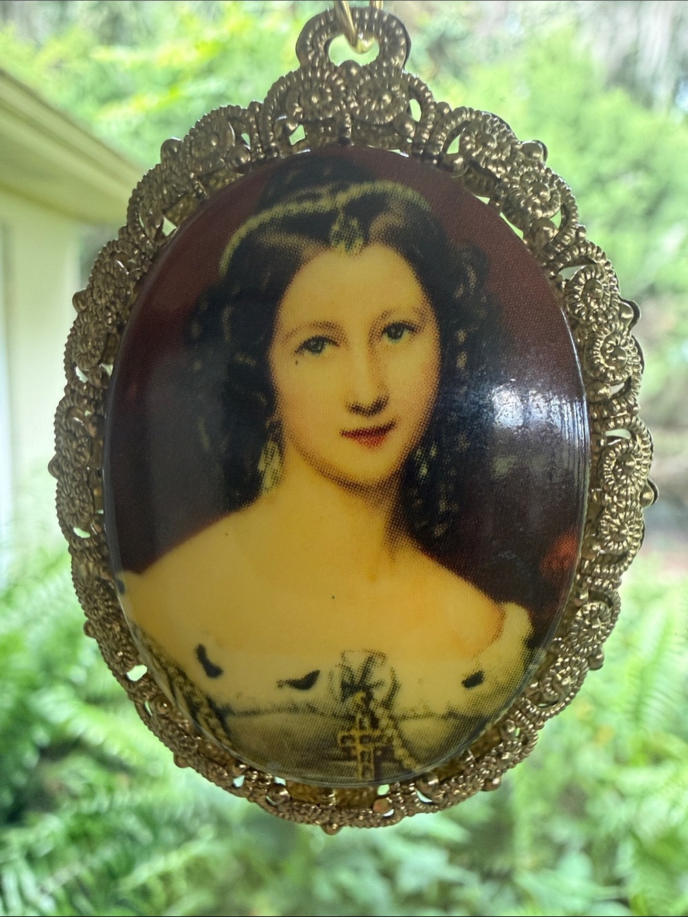 Vintage Portrait Cameo Pendant Necklace - Gold-Tone, chain not included.